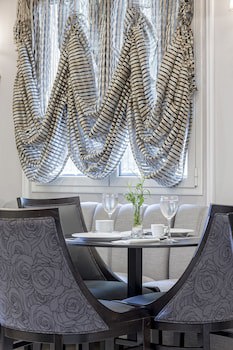 Ava Hotel & Suites