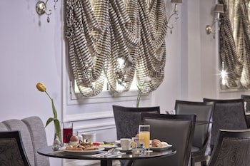 Ava Hotel & Suites