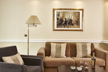 Ava Hotel & Suites