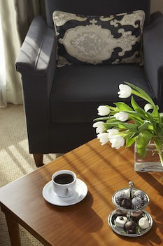 Ava Hotel & Suites