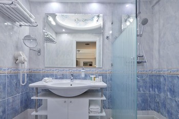 Ava Hotel & Suites