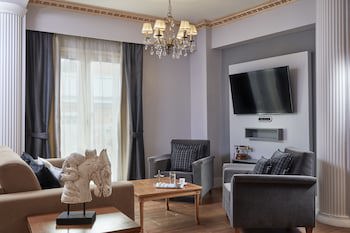 Ava Hotel & Suites
