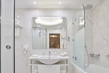 Ava Hotel & Suites