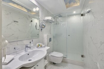 Ava Hotel & Suites