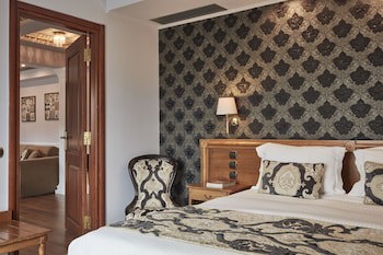 Ava Hotel & Suites