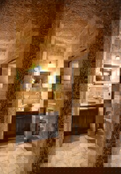 Traveller's Cave Hotel