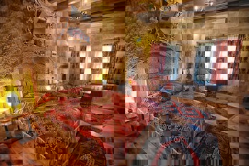 Traveller's Cave Hotel