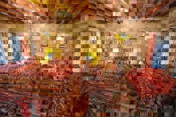 Traveller's Cave Hotel