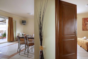 Avantis Suites Hotel