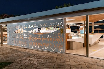 Avantis Suites Hotel