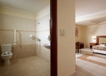 Avantis Suites Hotel