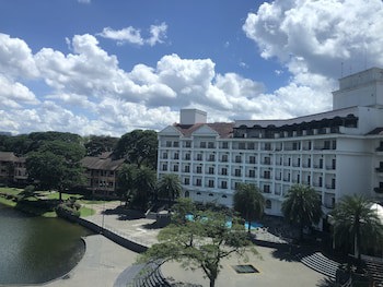 Flamingo Hotel By The Lake