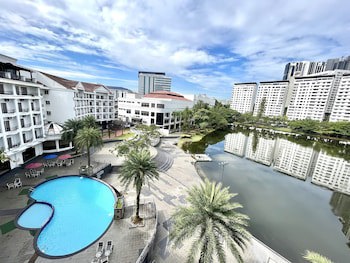 Flamingo Hotel By The Lake