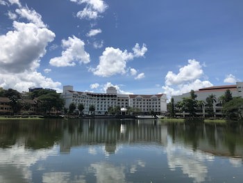 Flamingo Hotel By The Lake