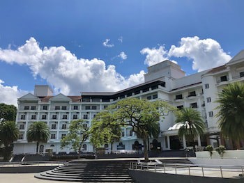 Flamingo Hotel By The Lake
