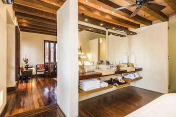 Ananda Hotel Boutique