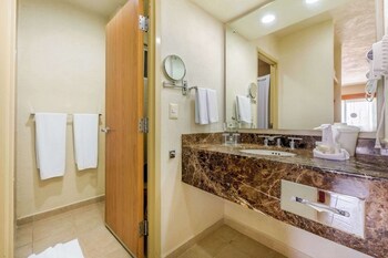 Comfort Inn Puerto Vallarta Golfside & Marina
