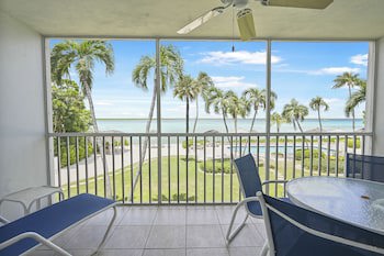 Aqua Bay Club Condos