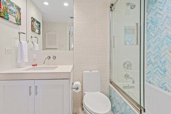Aqua Bay Club Condos