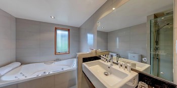 Distinction Te Anau Hotel And Villas