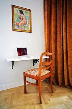 Crystal Suites Old Town