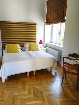 Crystal Suites Old Town