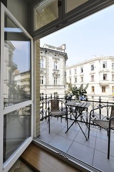 Crystal Suites Old Town