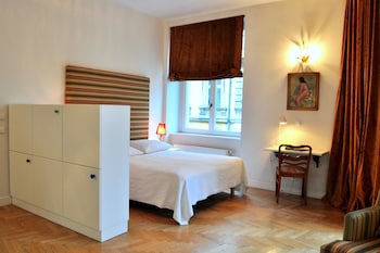Crystal Suites Old Town