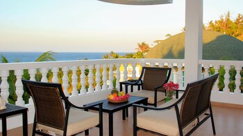 Breakfast At Monaco