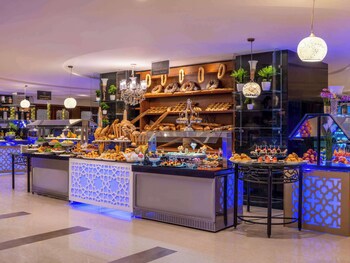 Anwar Al Madinah Movenpick Hotel