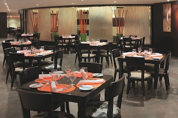 Anwar Al Madinah Movenpick Hotel
