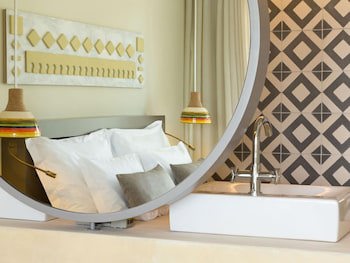 Ozadi Tavira Hotel
