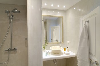 Aqua Luxury Suites