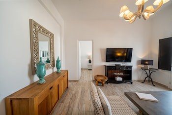 Aqua Luxury Suites
