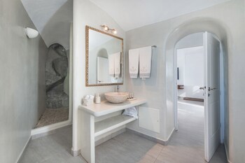 Aqua Luxury Suites