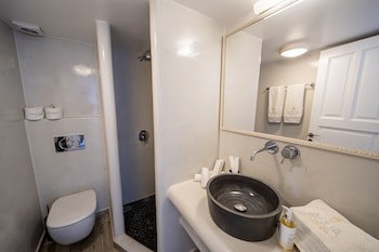 Aqua Luxury Suites