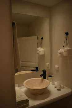 Aqua Luxury Suites