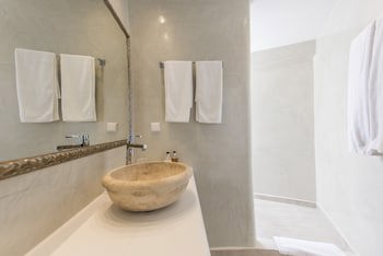 Aqua Luxury Suites