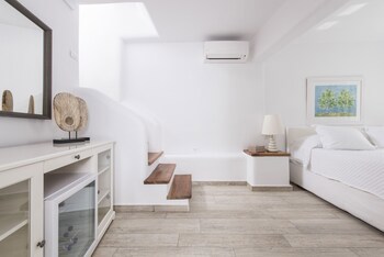 Aqua Luxury Suites