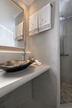 Aqua Luxury Suites