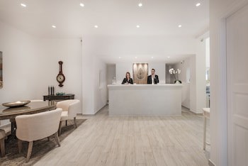 Aqua Luxury Suites