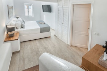 Aqua Luxury Suites