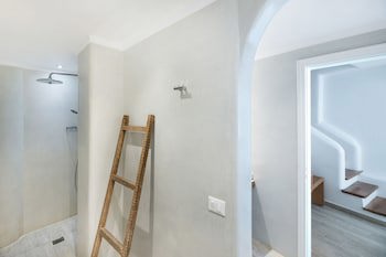 Aqua Luxury Suites