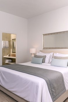 Aqua Luxury Suites