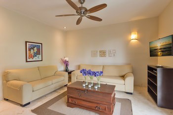 El Taj Oceanfront & Beachside Condo Hotel