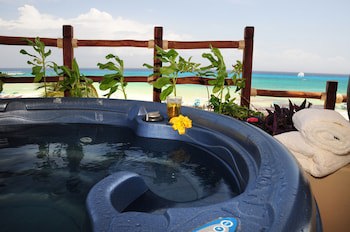 El Taj Oceanfront & Beachside Condo Hotel