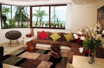 El Taj Oceanfront & Beachside Condo Hotel