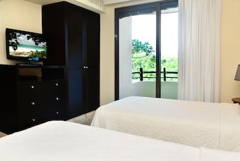 El Taj Oceanfront & Beachside Condo Hotel
