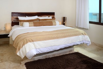 El Taj Oceanfront & Beachside Condo Hotel