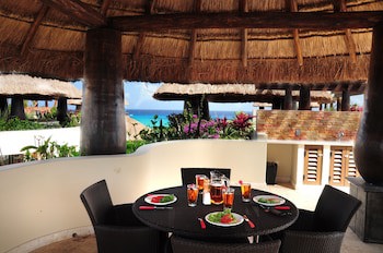 El Taj Oceanfront & Beachside Condo Hotel